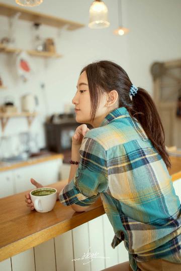 还是被驯服的聪明女下属,秘书边打电话边被躁BD视频